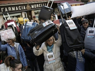Венеция пустеет – жители провели парад с чемоданами
