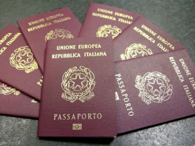 При получении итальянского гражданства женщинам возвращают девичьи фамилии