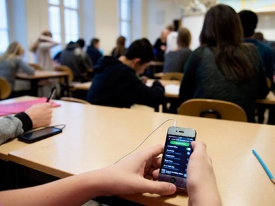 Итальянским детям блокируют смартфоны в школе 