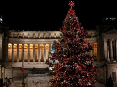 Возвращение «облезлой» -  рождественскую ёлку Рима полюбили итальянцы и туристы