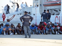 Тысячи мигрантов вновь прибыли в Италию морем
