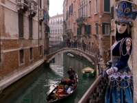 Тысячи людей на открытии Венецианского Карнавала