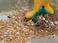Нешуточная борьба за монетки из Фонтана Треви