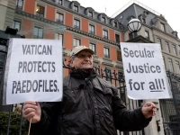 Папа римский объявил охоту на педофилов – критики церкви смеются 