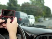 За использование смартфона за рулем ввели новый штраф – сам смартфон
