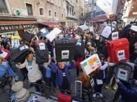Слишком много туристов - жители Венеции протестуют 