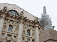 Что в Милане делает «средний палец»?