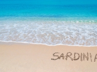 Бутылка песка с пляжа Сардинии обойдется туристам в 1000 евро