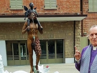 Итальянское искусство уже не то – разгневанные жители Болоньи замазали современную скульптуру навозом